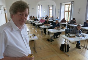 Schulaufgaben-Atmosphäre: Die Schachspezialisten und ihr Aufpasser, Turnierwart Axel Steinbrink. Zwei Tage kämpften 21 Teilnehmer im Vöhlinschloss um den Titel des deutschen Meisters im Lösen von Schachproblemen. 