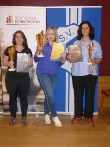 Sieger Frauen, v.l.: Steffi Arnhold 2., WCM Margarita Novikova 1. und WGM Kateryna Dolzhikova 3.